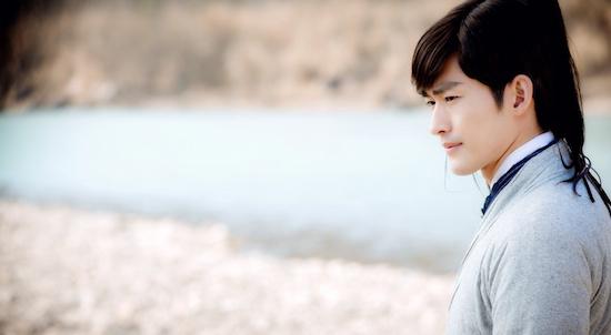 《山海经》热播 张翰戏内戏外展暖男体质 