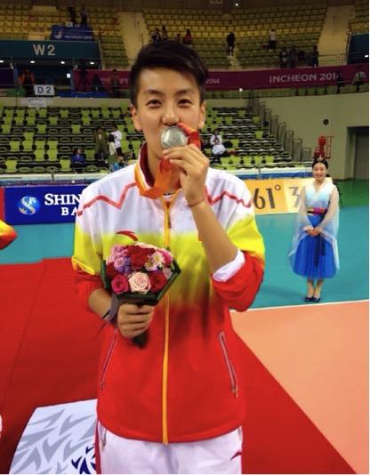 《来吧冠军》首播 来看明星反被女排姑娘圈粉了