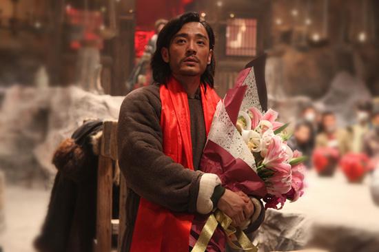 李光洁《林海雪原》杀青 身披红色哈达显喜气 