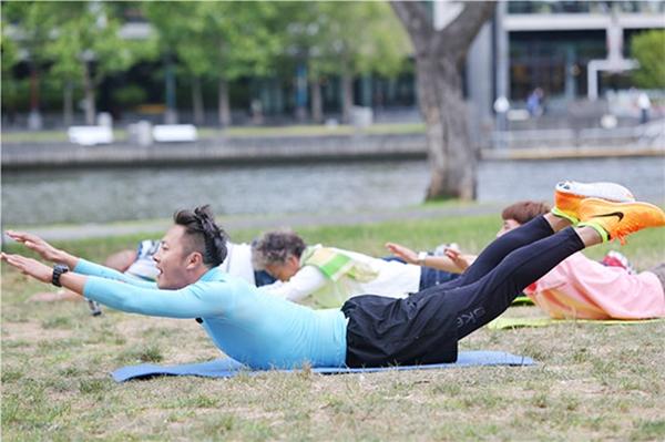 印小天展超强运动天赋 客串健身教练机智逗比