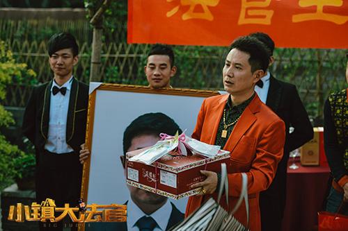 《大法官》主题曲《我爱》大火 温暖谱写人间情