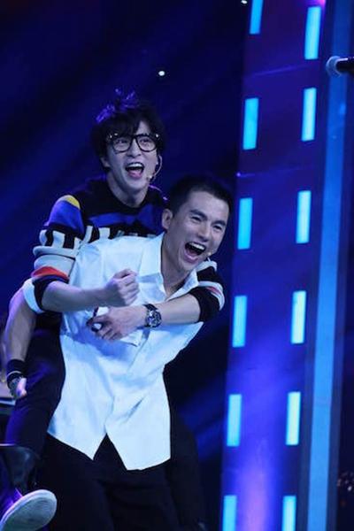 宋宁《大首映》开启强攻模式 身手矫健拔得头筹