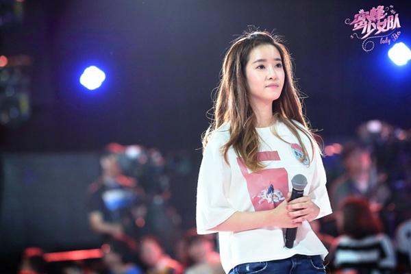 “蜜蜂少女”含泪唱哭全场 谢霆锋队队员遭替换