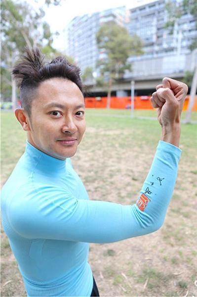 印小天展超强运动天赋 客串健身教练机智逗比