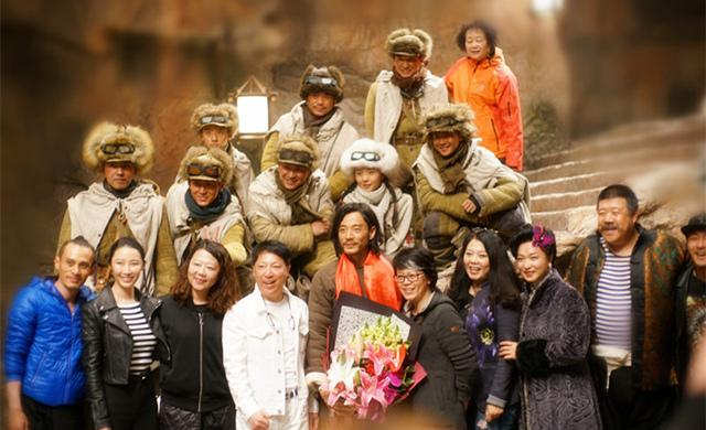 李光洁《林海雪原》杀青 身披红色哈达显喜气 