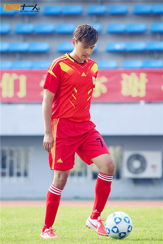 胡歌用足球“撩倒”了江疏影 足球到底咋玩的？