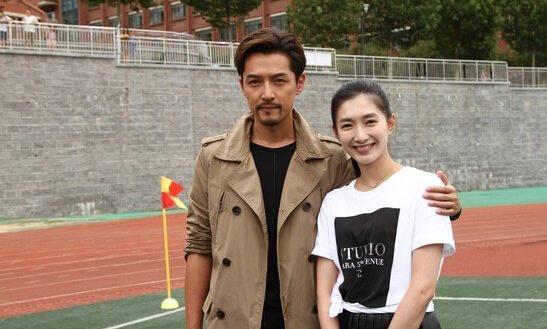 胡歌谈与江疏影旧情：真情流露，没保护好她