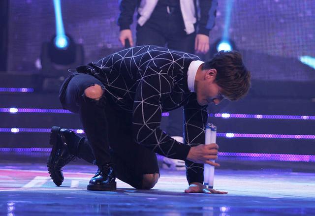 《星动亚洲》金钟国来袭 众导师秀花式双截棍