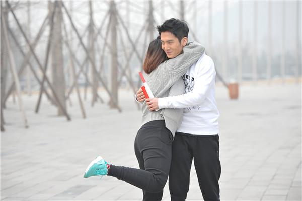 谢依霖熊抱盛一伦 黎明李小鹏遭哄抢