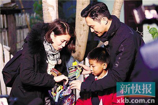 袁咏仪触景生情红了眼圈：自责不能常陪儿子 