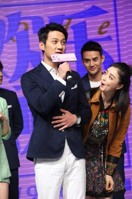 张陆出席《欢乐颂》发布会 轻快嗨唱上演反差萌