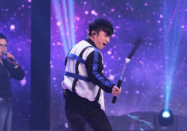 《星动亚洲》金钟国来袭 众导师秀花式双截棍