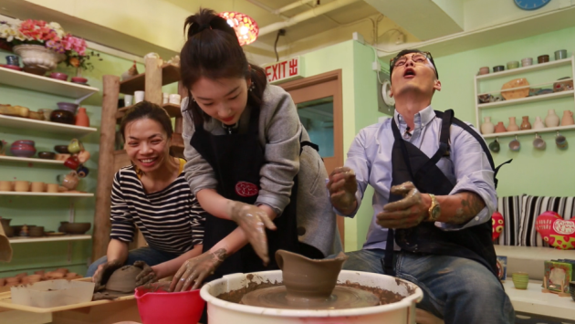 宇宙CP重现《人鬼情未了》 网友：姿势好暧昧！