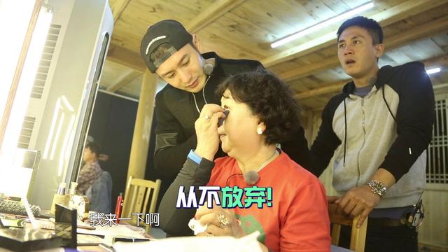 黄晓明化妆方法大公开 为老妈打造清新裸妆 