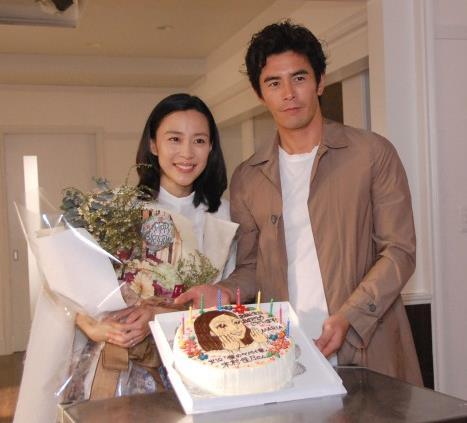 《我的危险妻子》将开播 木村佳乃拍摄现场庆生
