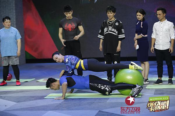 人鱼夫妇现场解锁新姿势 燃卡家族模仿惊呆众人