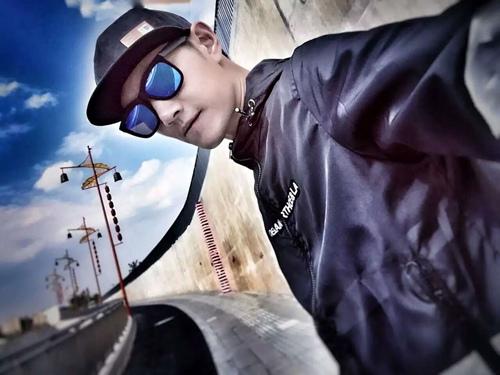 何明翰《我的仨妈俩爸》开拍 拍摄间隙不忘健身