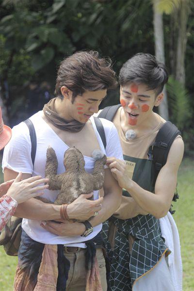 李治廷当“爹” 花样团变“土著人”跳草裙舞