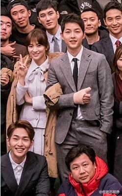 《太阳的后裔》杀青照公开 宋宋CP挽手有亮点