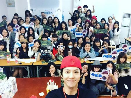 徐海乔《墨客行》横店庆生 粉丝探班欢乐多