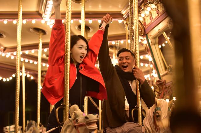 大写的浪漫！余文乐约会周冬雨承包迪士尼乐园