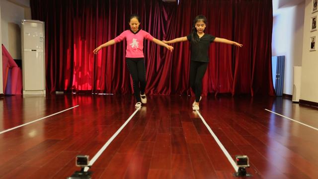 62岁老顽童连续转圈3小时 实力“叫板”小彩旗