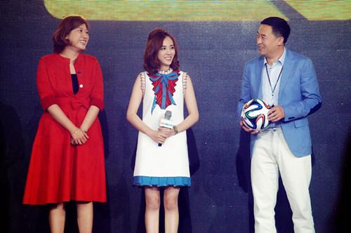 王晓晨新剧牵手张嘉译 秀萝莉大叔反差萌