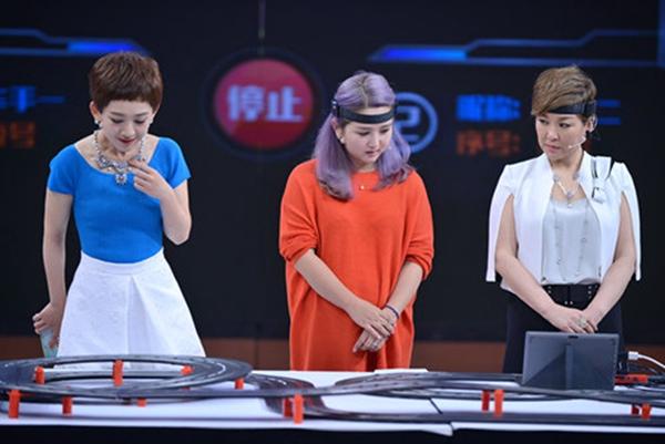 何洁二胎复出录节目 紫色头发魔性笑声贯穿全场