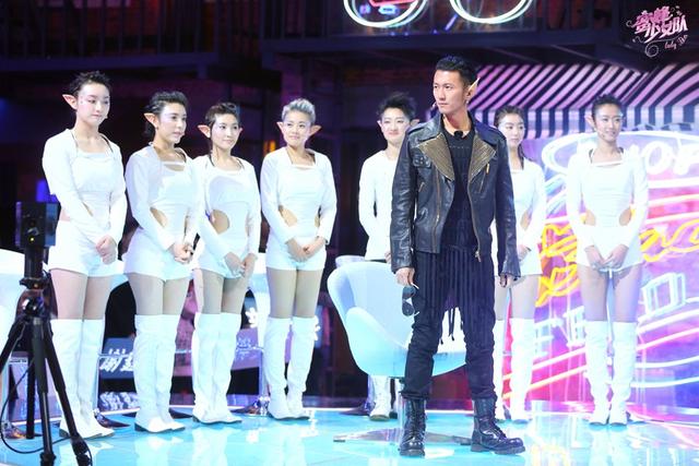 解析首档国民女团节目《蜜蜂》的深度养成模式 