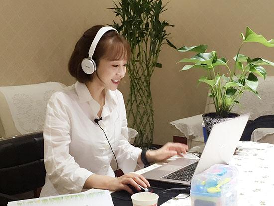 练束梅在线支教 《三妹》剧组情系彝族儿童