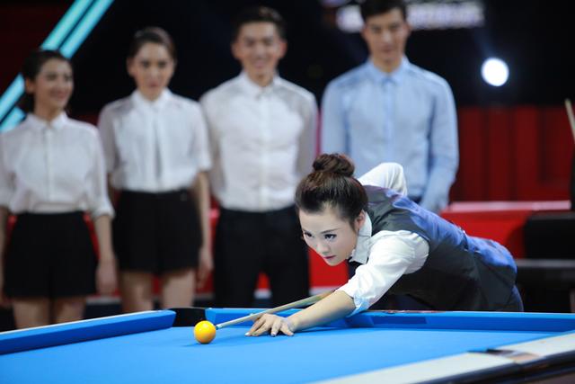 潘晓婷刘莎莎现《来吧冠军》 击球撞币似马里奥