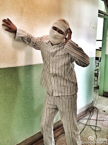 何明翰拍《我的仨妈俩爸》负伤？ 伤情引关注