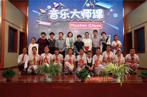 田震进校园当老师：讲课就是和学生交朋友