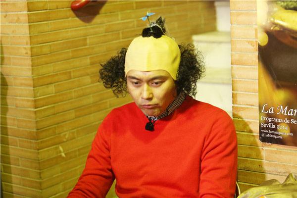 张智霖带巨丑秃头头套逛街 袁咏仪“笑而不语”