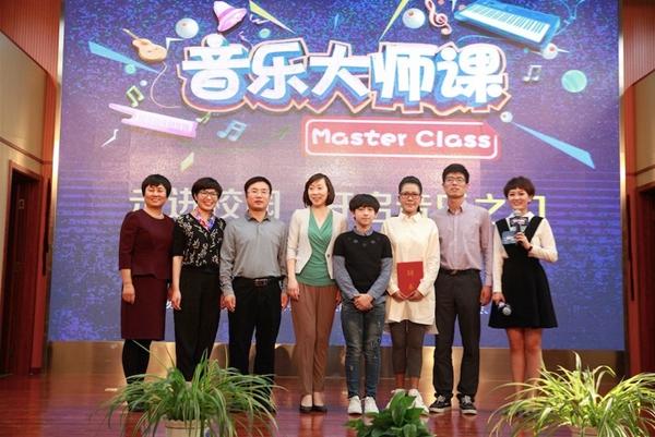 田震进校园当老师：讲课就是和学生交朋友