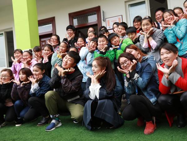 林允杜海涛系红领巾探访打工子弟学校