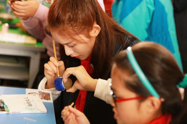 林允杜海涛系红领巾探访打工子弟学校