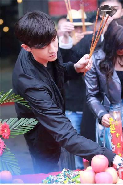 任言恺《繁星四月》搭档吴奇隆 粉丝：总裁好忙