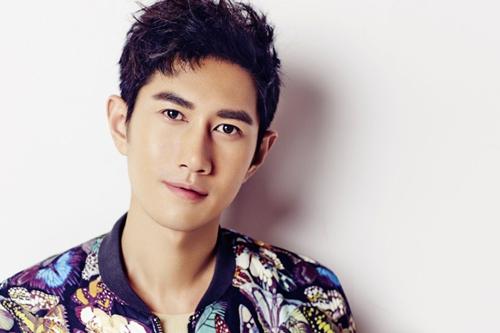 何明翰拍《我的仨妈俩爸》负伤？ 伤情引关注