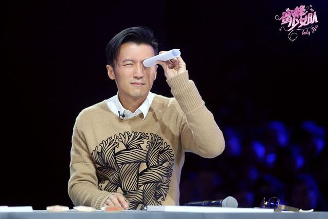 90后少女失控痛哭 谢霆锋处变不惊化解尴尬 