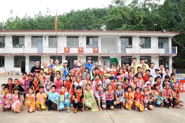 跑男团版纳做公益 鹿晗为孩子克服恐高坐飞机