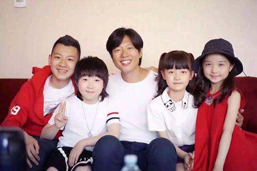 《幸福在一起》热播 凌潇肃新片做见习“奶爸”