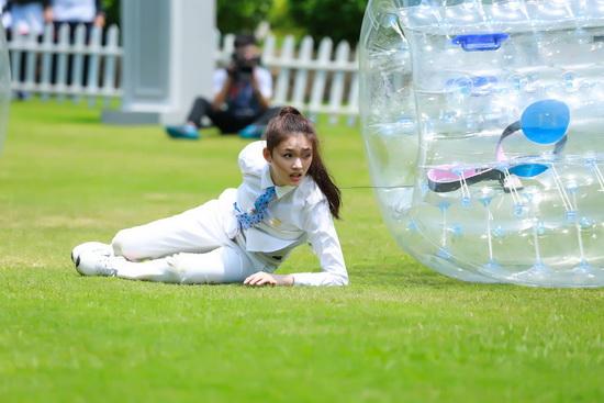 林允上节目展现自我催泪绝技 贾玲自称是其大哥