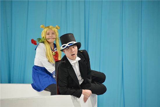 李小鹏变身夜礼服假面 网友赞认真男人最有魅力