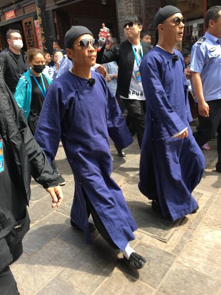 《穿越2》平遥录制万人轰动 古城瘫痪引争议