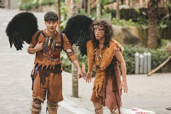 田亮穿维密翅膀有点萌 大胆同框刘雯画风奇特