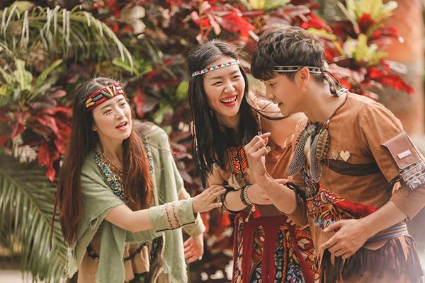 田亮穿维密翅膀有点萌 大胆同框刘雯画风奇特