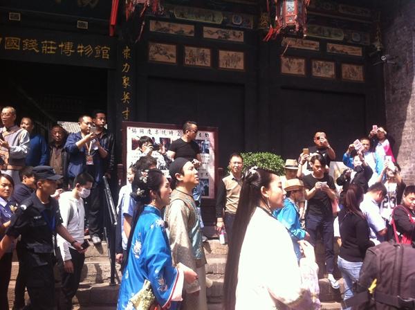 《穿越2》平遥录制万人轰动 古城瘫痪引争议