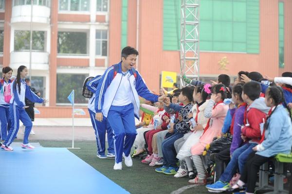 邓超《跑男》装嫩失败被叫爸 学霸画技笑翻众人