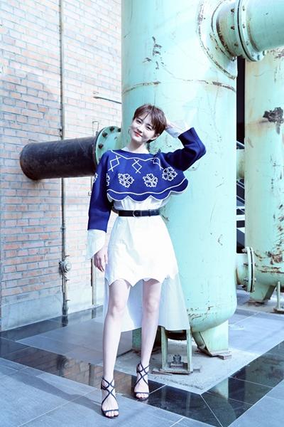 徐璐短发清爽亮相发布会 同时负责美与帅